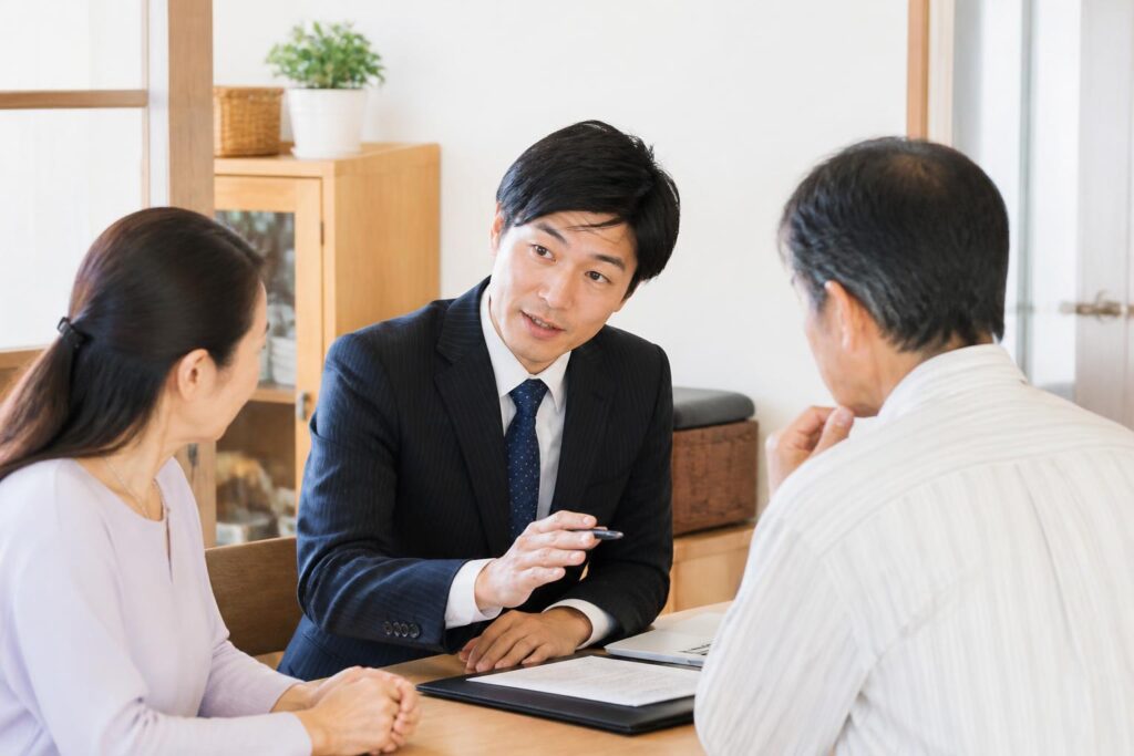 相続不動産｜相続不動産の売却で司法書士・税理士へ確認する場面のイメージ
