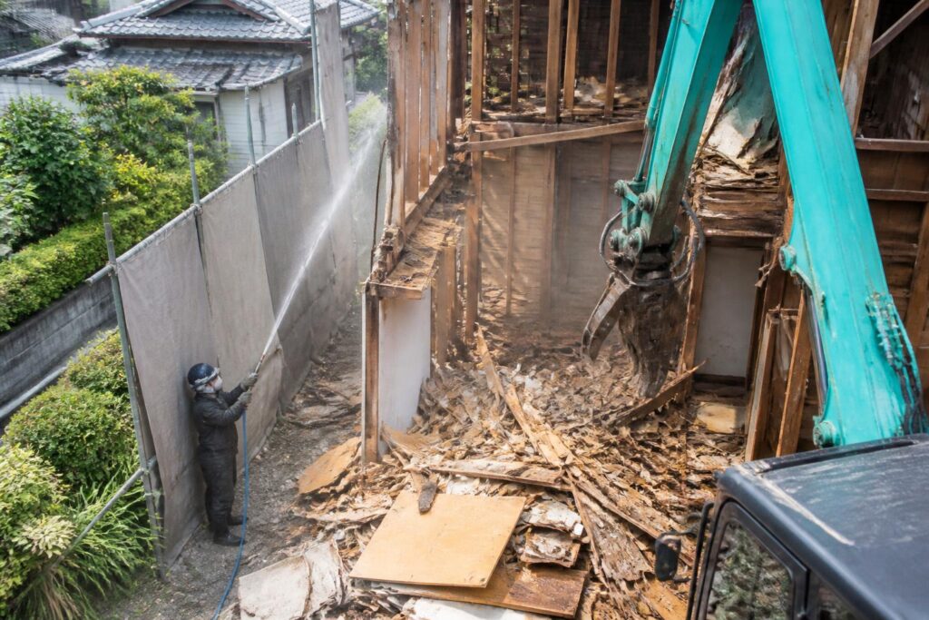 解体工事|狭い道路・重機が入りにくい現場の解体見積もりのイメージ